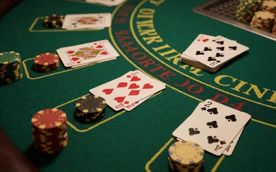 Live Blackjack Tisch mit ausgeteilten Karten auf gr&uuml;nem Filz im WildRobin Casino Live Casino